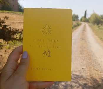 Tahle e-knížka je plná zážitků, silných emocí a taky fuck upů, které jsem zažila na své poutní cestě. Je napsaná den po dni v podobě deníku ❤️ Je v ní všechno, možná až moc 🙈 Jaký to je vydat se sama na sólo trip, když neumíte jazyk, nemáte internet v telefonu a dřív jste se dokázali ztratit i ve městě, kde jste žili? Na co si dát pozor a co si rozhodně zabalit s sebou? Občas se zasměješ, občas Tě některé pasáže dojmou k až slzám.❤️ Ale hlavní důvod, proč jsem sepsala tuhle e-knížku byl, aby ses taky sama vydala na sólo trip, i když teď nevím, jestli tě čtení spíš nevyděsí, protože párkrát šlo opravdu o život.😯