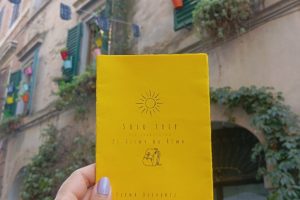 Tahle e-knížka je plná zážitků, silných emocí a taky fuck upů, které jsem zažila na své poutní cestě. Je napsaná den po dni v podobě deníku ❤️ Je v ní všechno, možná až moc 🙈 Jaký to je vydat se sama na sólo trip, když neumíte jazyk, nemáte internet v telefonu a dřív jste se dokázali ztratit i ve městě, kde jste žili? Na co si dát pozor a co si rozhodně zabalit s sebou? Občas se zasměješ, občas tě některé pasáže dojmou k až slzám.❤️ Ale hlavní důvod, proč jsem sepsala tuhle e-knížku byl, aby ses taky sama vydala na sólo trip, i když teď nevím, jestli tě čtení spíš nevyděsí, protože párkrát šlo opravdu o život.😯